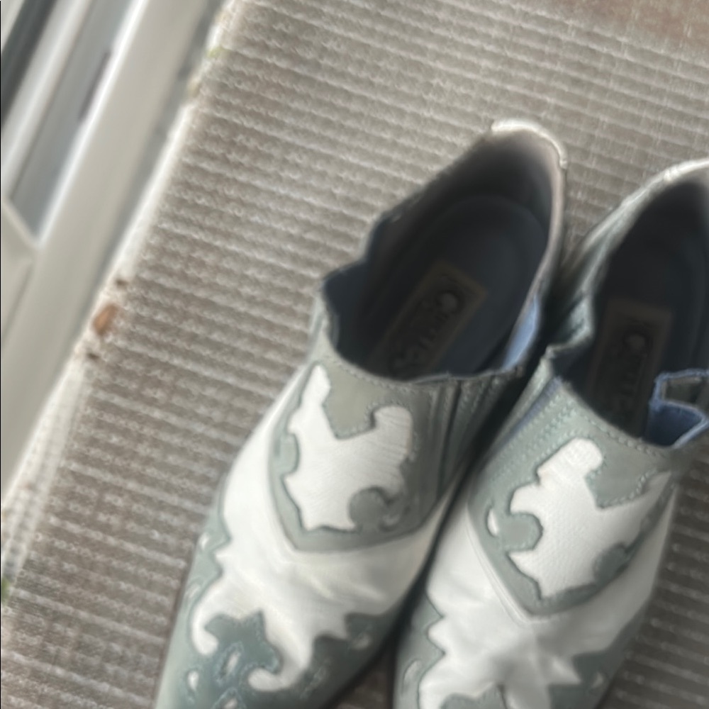 Gray and White woman Western Style Shoes Size 7. - Picture 3 of 8